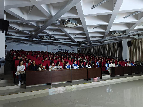 同学们认真观影 同学们认真观影