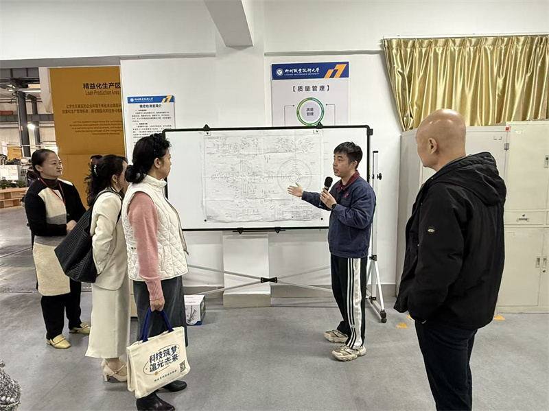 调研组参观工程实践中心 调研组参观工程实践中心