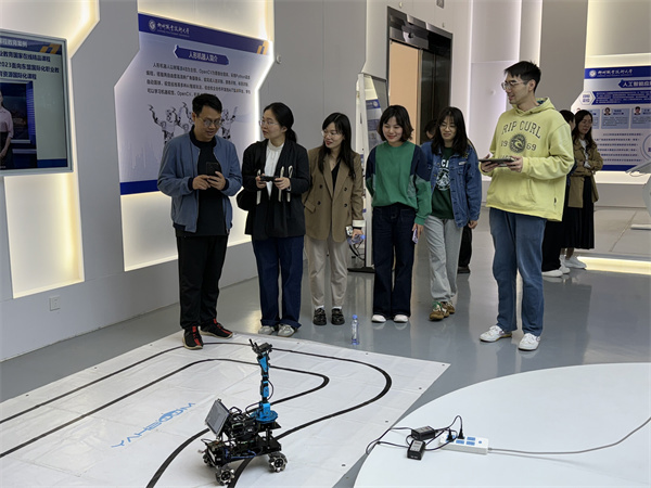 调研团参观人工智能产业学院 调研团参观人工智能产业学院