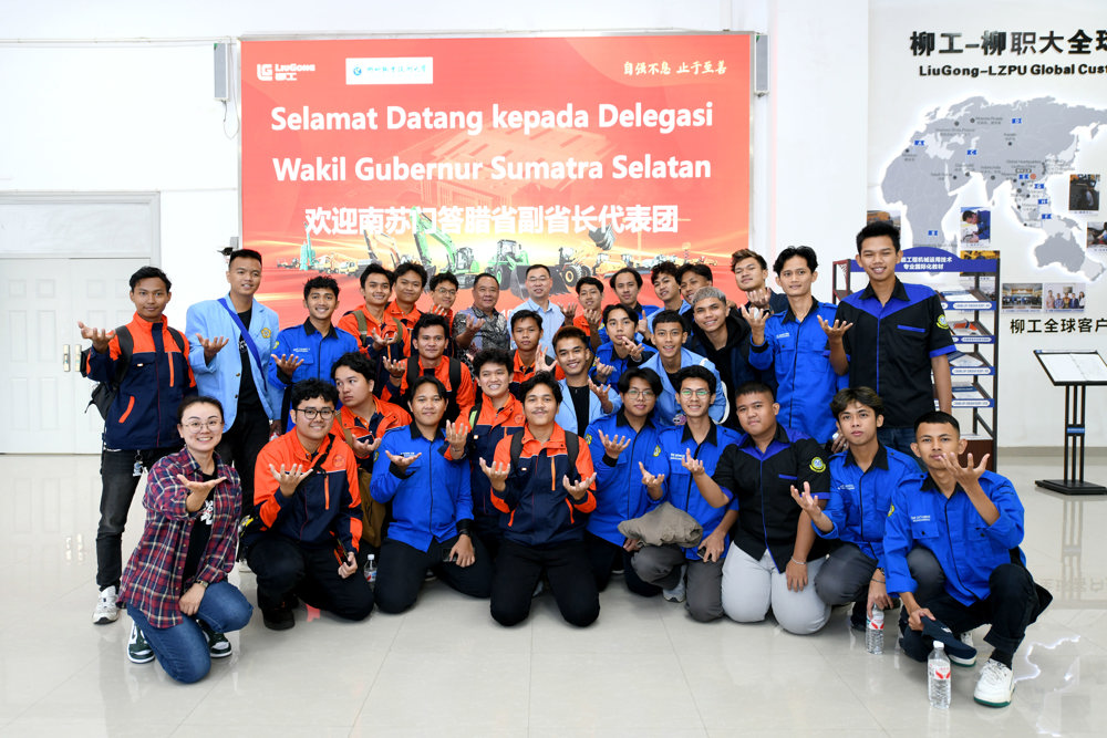 副省长Cik Ujang与29名斯里维加亚国立理工学生亲切会面 副省长Cik Ujang与29名斯里维加亚国立理工学生亲切会面