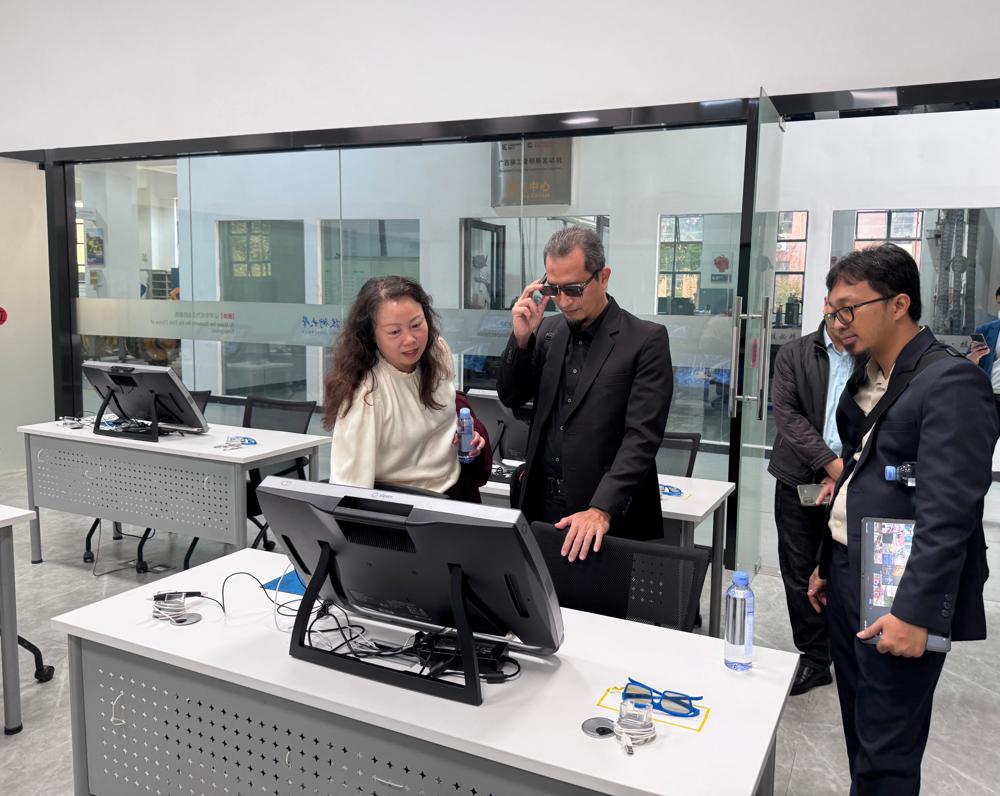 参观实训室 参观实训室