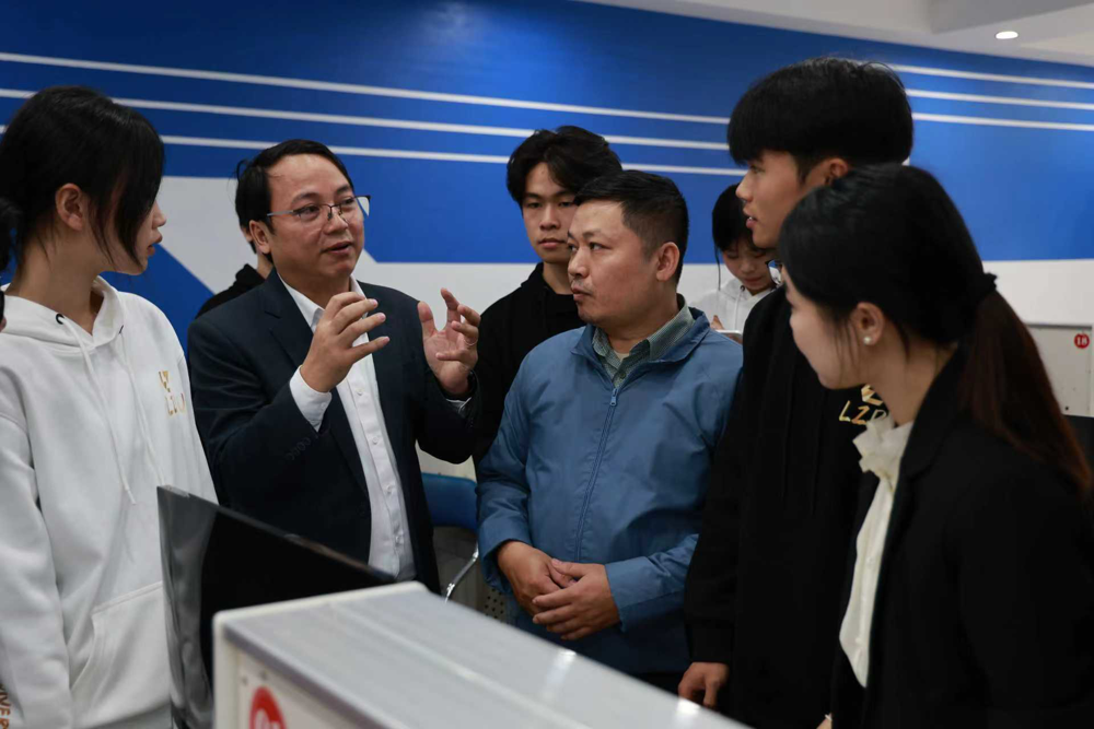 我校学生与河内机电学院教师交流学习 我校学生与河内机电学院教师交流学习