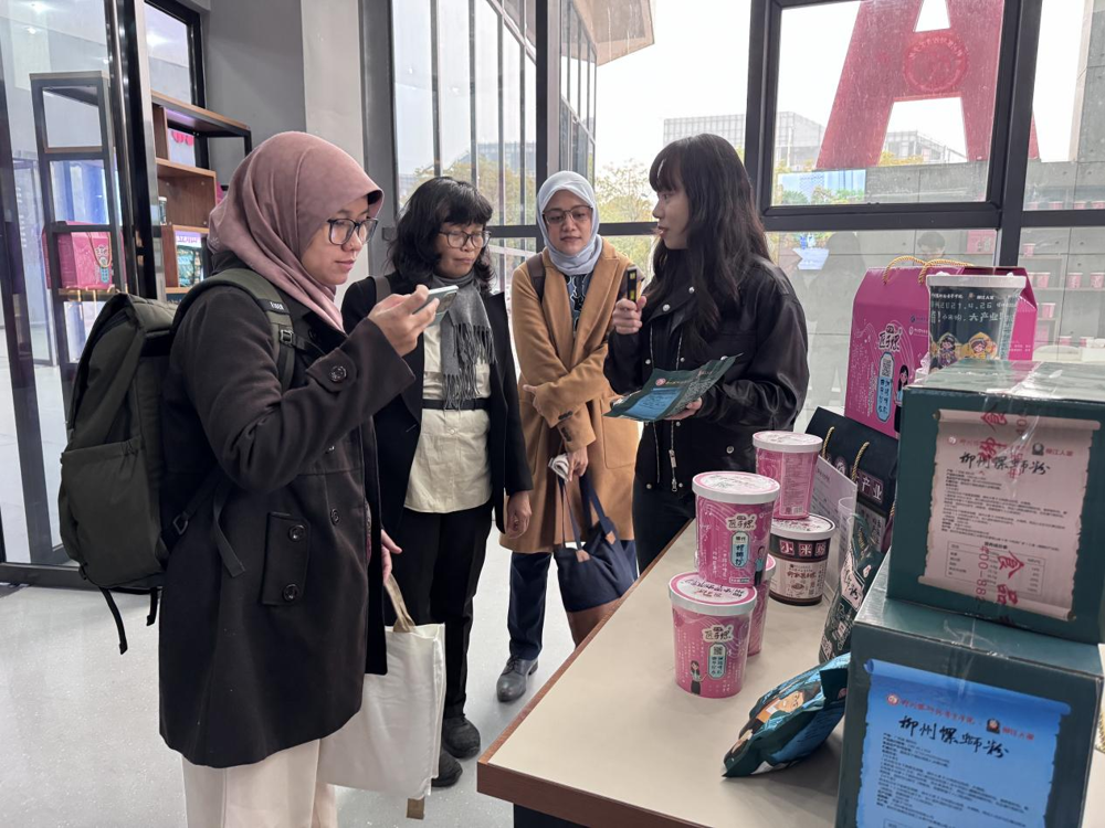 代表团参观螺蛳粉产业学院 代表团参观螺蛳粉产业学院