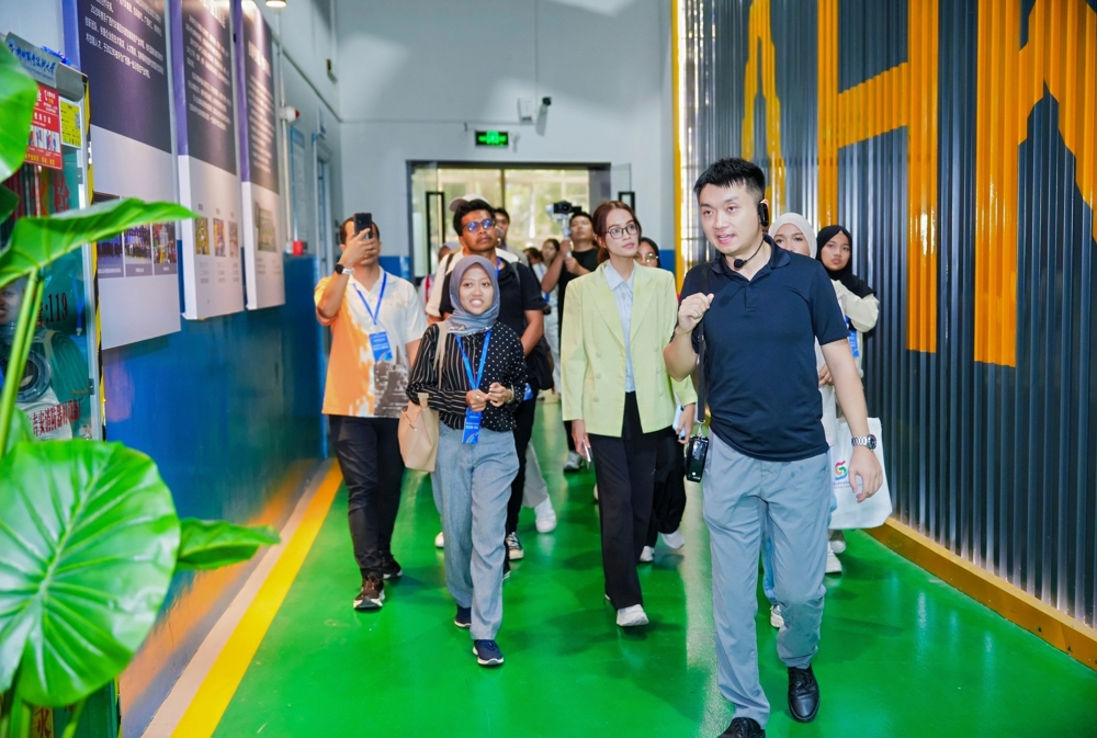 嘉宾参观我校实训室