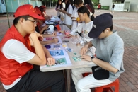 校青年志愿者服务总队开展“净”护校园，“美”在行动绿色环保活动