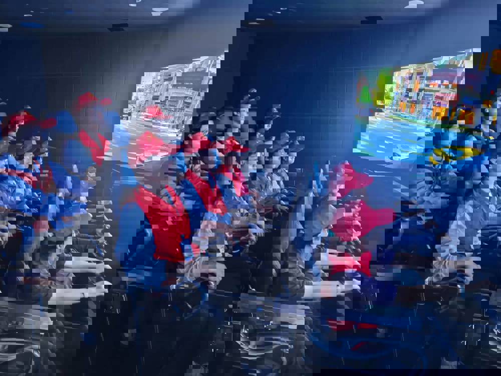 志愿者们进行毒驾场景模拟 志愿者们进行毒驾场景模拟