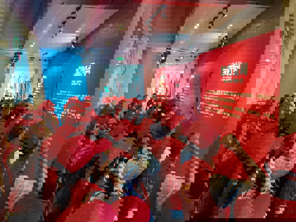 全体志愿者在宣誓墙前庄严宣誓 全体志愿者在宣誓墙前庄严宣誓