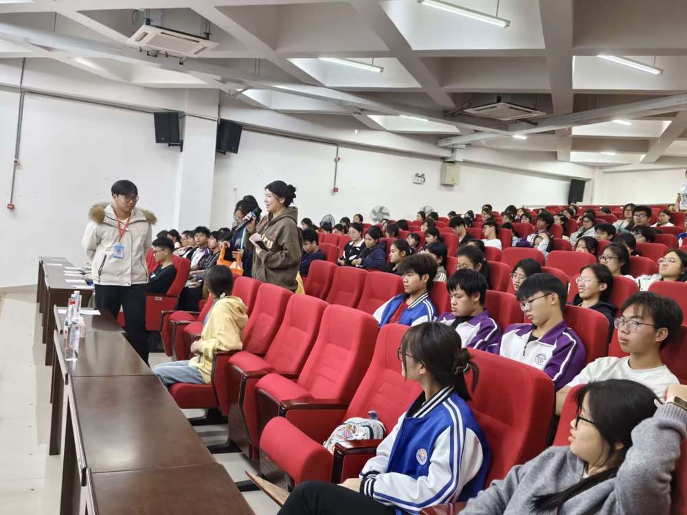 学子踊跃抢答知识提问环节 学子踊跃抢答知识提问环节