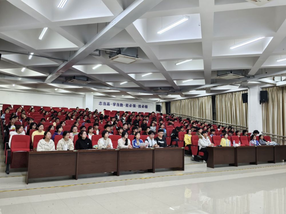 活动现场座无虚席热情高涨 活动现场座无虚席热情高涨