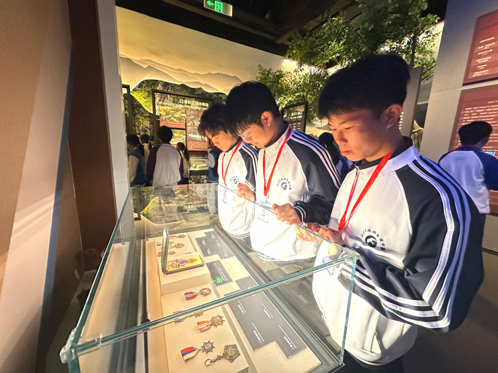 展厅里的专注时刻 展厅里的专注时刻