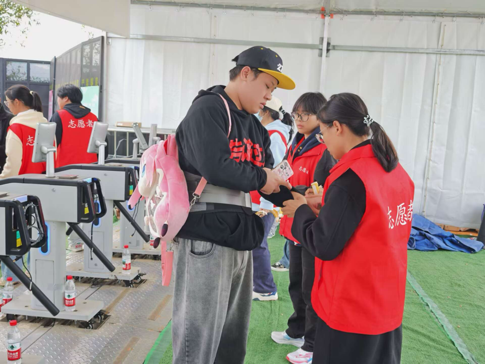 志愿者为VIP观众佩戴手环 志愿者为VIP观众佩戴手环