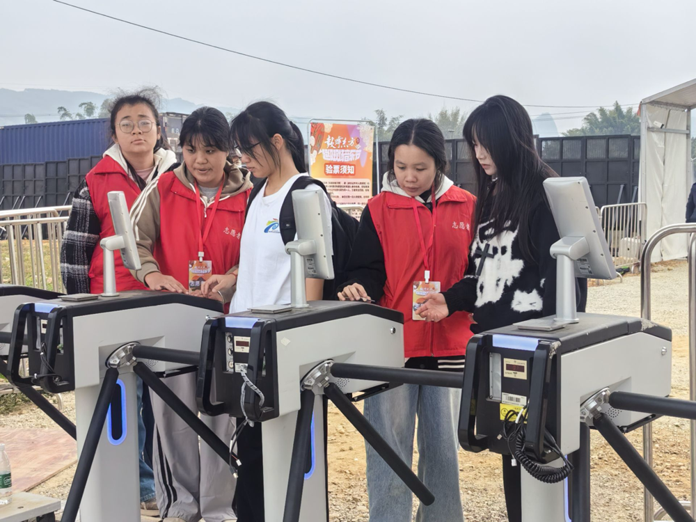 观众们有序通过核验通道 观众们有序通过核验通道