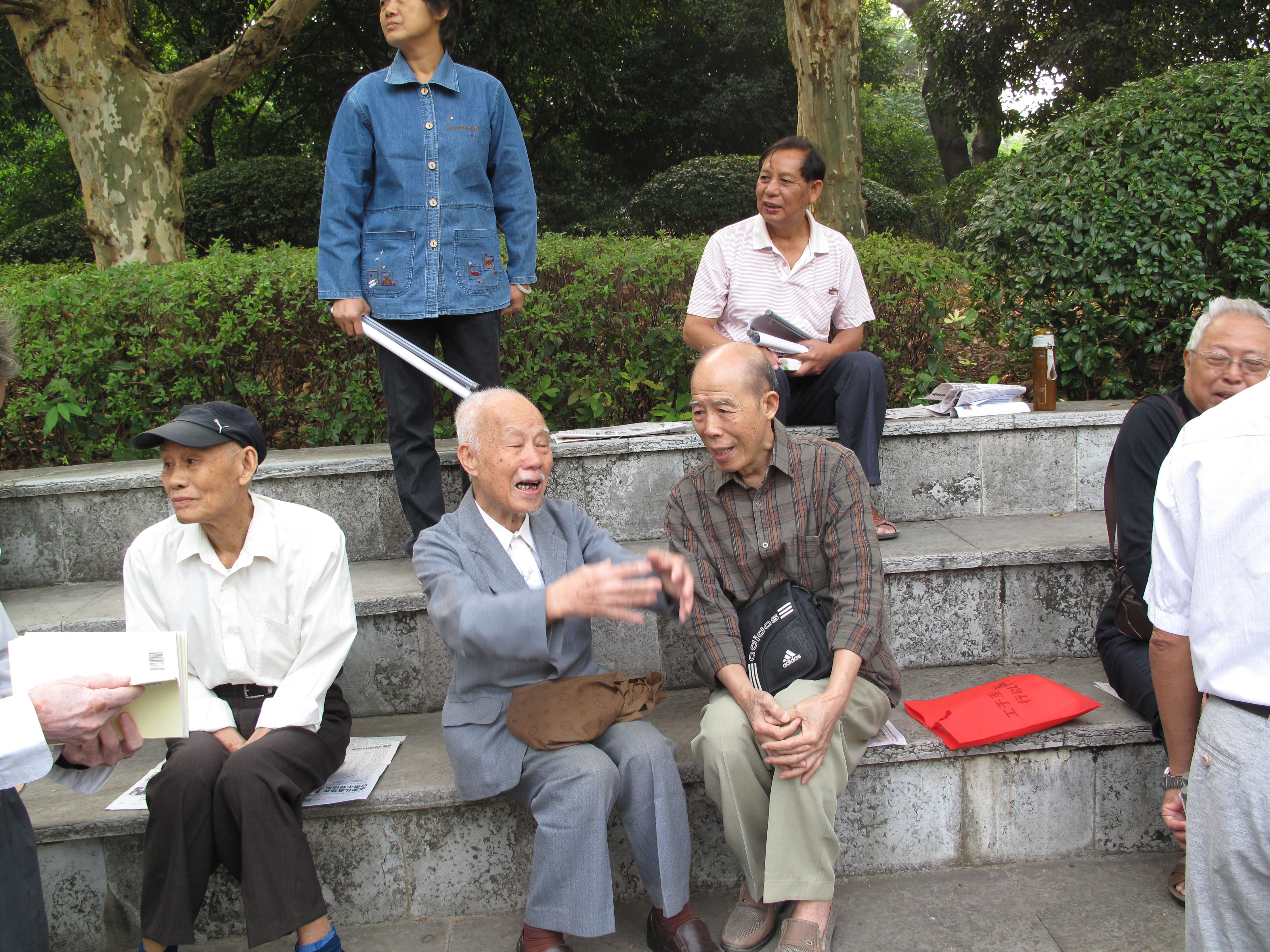 促膝交谈