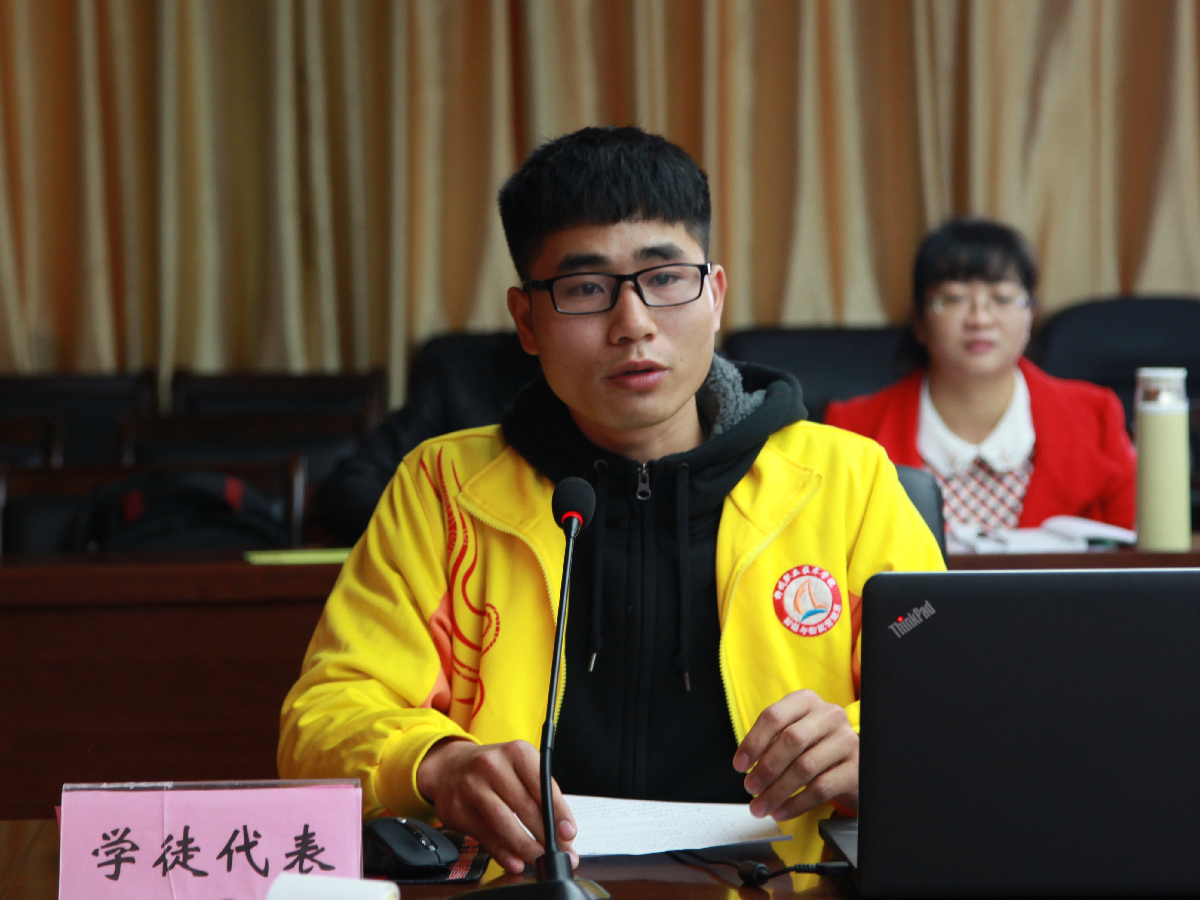 2014物流管理2班学生张祖杰代表20名学徒作了发言