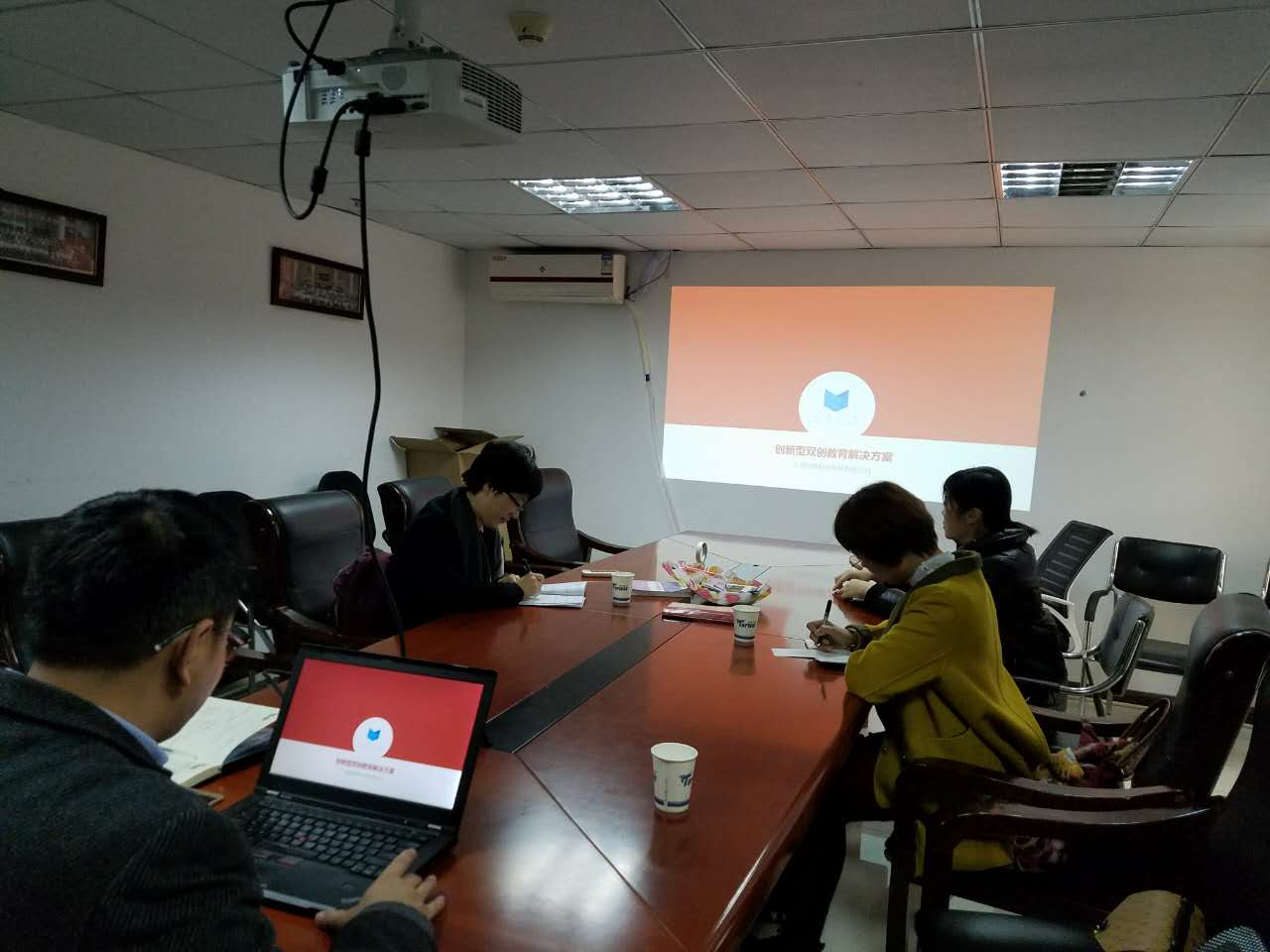 调研组与上海创狐科技有限公司负责人进行座谈