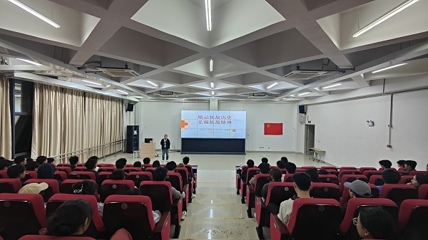 同学们认真听讲