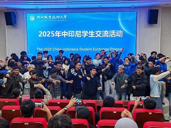 中印尼学生共同舞蹈
