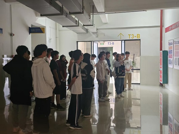 2025级新生参观学院党建长廊 2025级新生参观学院党建长廊