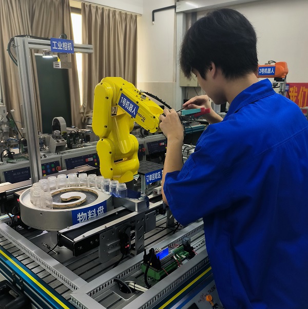 廖柳昌测试一种可快速精准调节开度的抓手 廖柳昌测试一种可快速精准调节开度的抓手