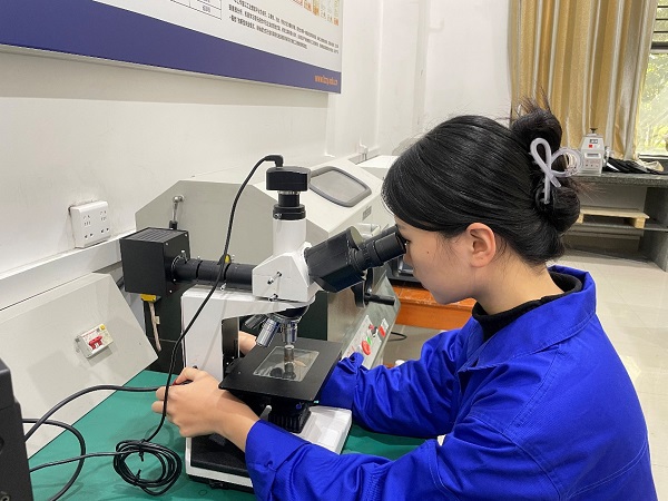 陈瑞曦观察金相微观组织 陈瑞曦观察金相微观组织