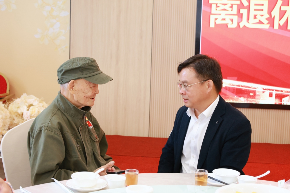 冉福松与退休教职工交谈 冉福松与退休教职工交谈