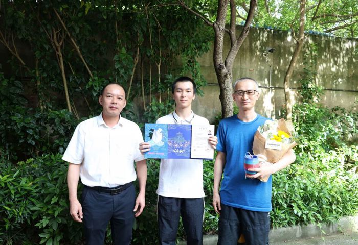 无人机派送！我校2025年首封录取通知书送达