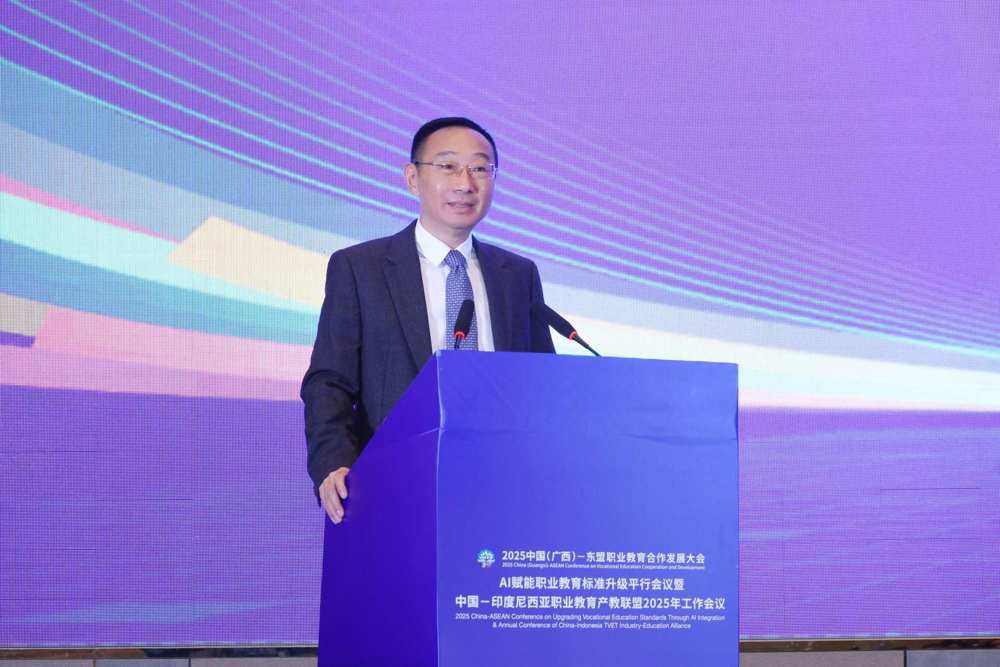 Liu Zilin delivered a speech