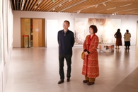 校党委书记刘子林参观指导我校教师个人美术作品展