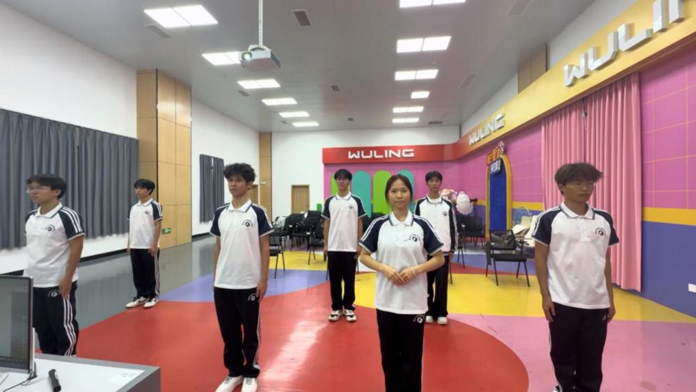 25连锁经营与管理2班礼仪比赛作品(照片)2