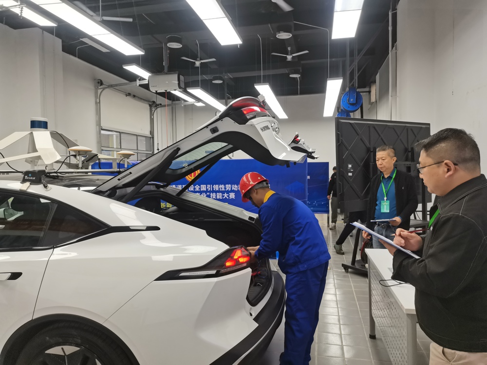 参赛选手进行实操竞赛 参赛选手进行实操竞赛