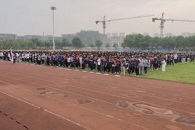 汽车工程学院举行升旗仪式暨“传承五四精神，谱写青春华章”主题宣讲