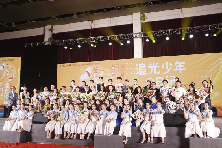 观演领导、嘉宾与全体演员合影